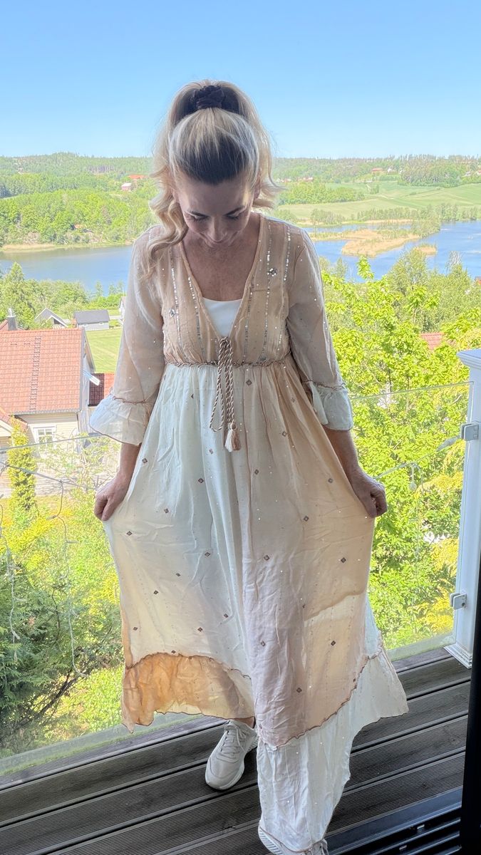 VICKY DRESS PEACH